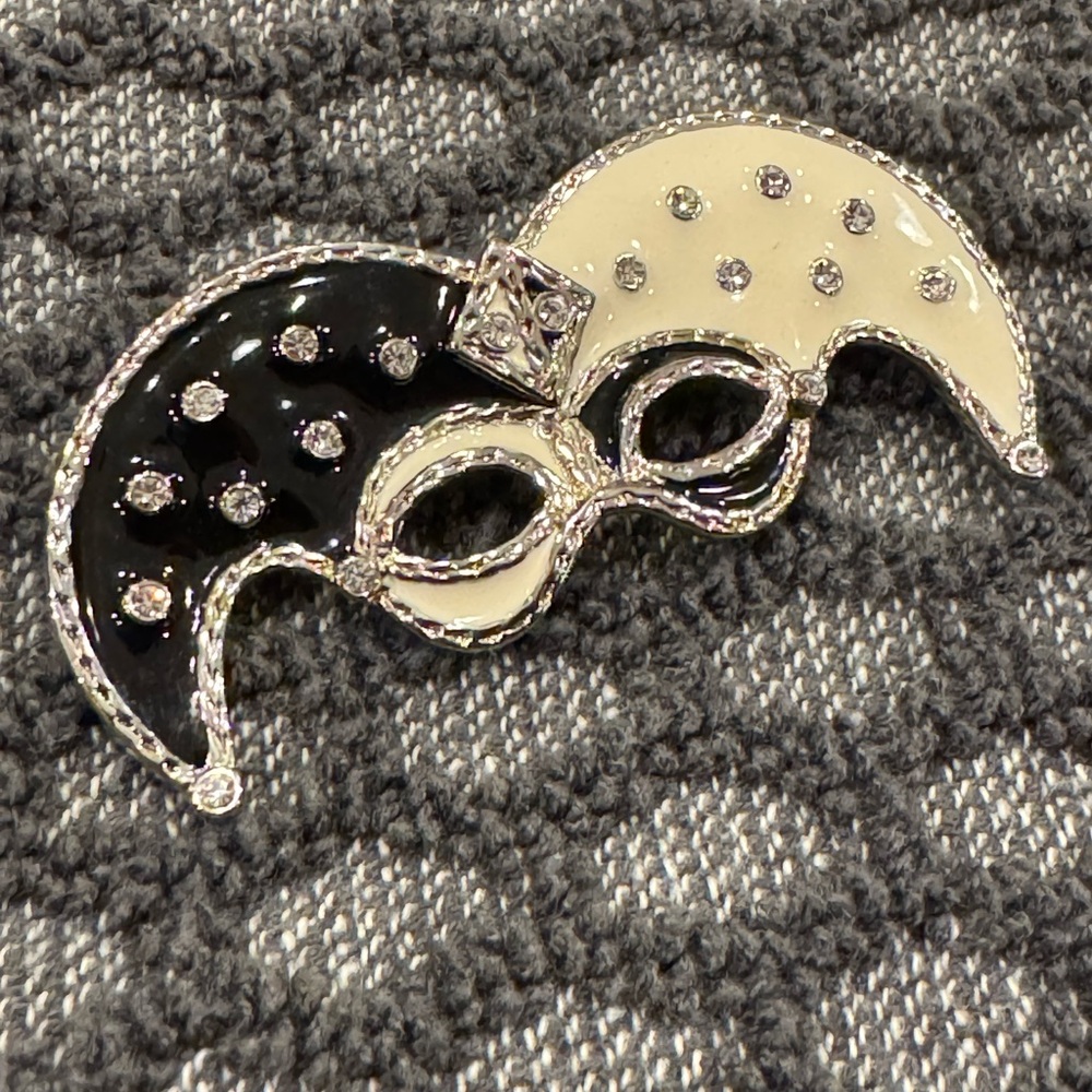 Black and cream masquerade enamel jester mask brooch pin rhinestone accents VTG